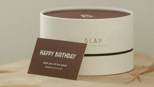 メッセージカードを添えた BLANCA のギフトボックスの見本